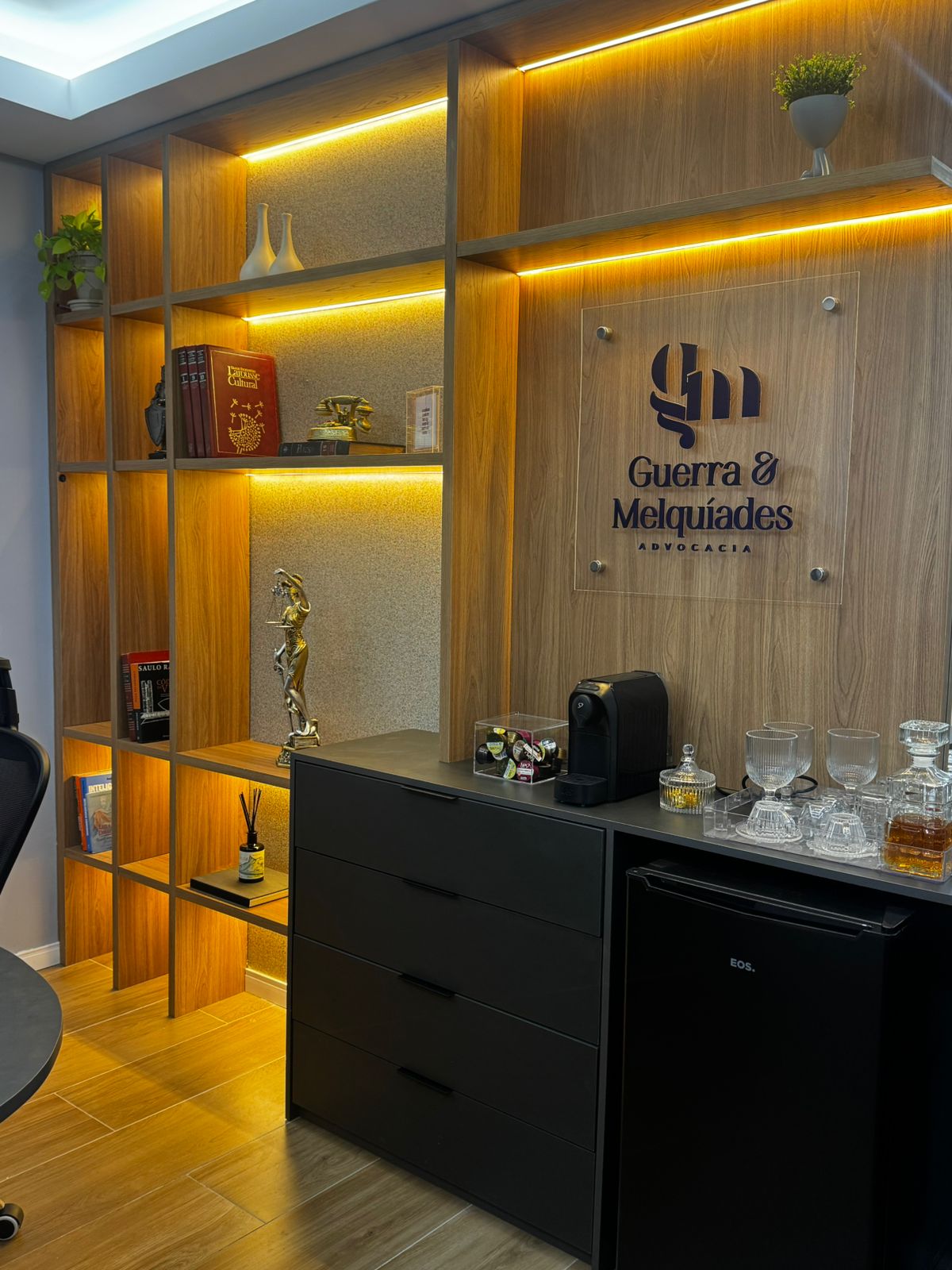 Ambiente do escritório com estante